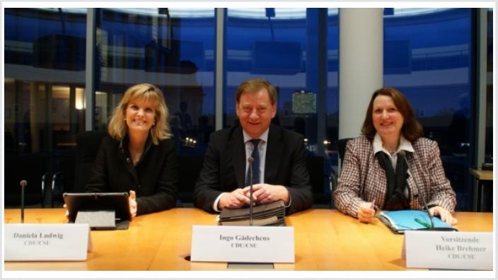 Ingo Gädechens, MdB mit der Vorsitzenden des Tourismusausschusses Heike Brehmer, MdB (rechts) und der tourismuspolitischen Sprecherin der CDU/CSU-Bundestagsfraktion Daniela Ludwig, MdB (links)